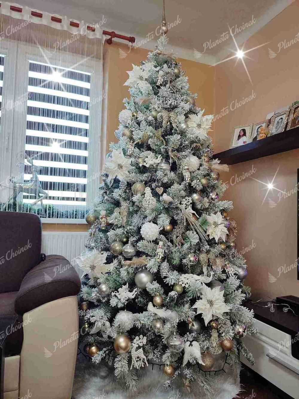 Ozdobiona choinka sztuczna biała PE Sosna Biała 210 cm