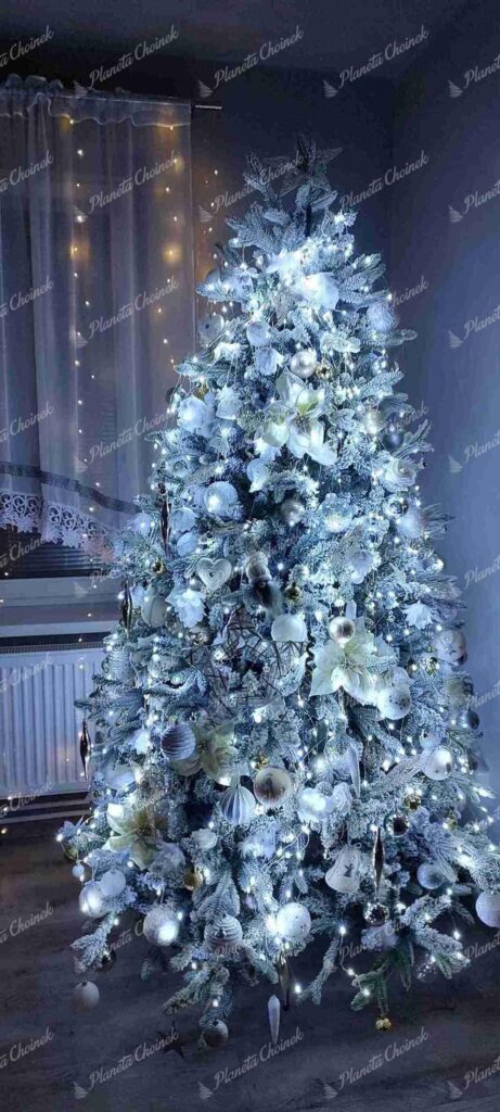 Ozdobiona choinka sztuczna biała PE Świerk Królewski 210 cm