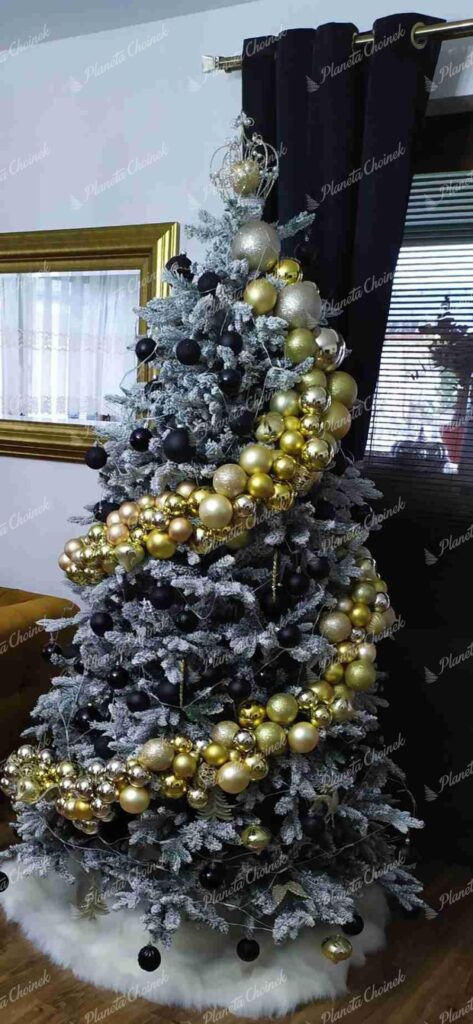 Ozdobiona choinka sztuczna biała PE Świerk Królewski 210 cm