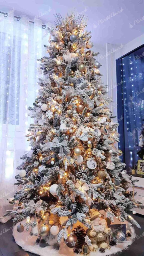 Ozdobiona choinka sztuczna biała PE Świerk Królewski 210 cm