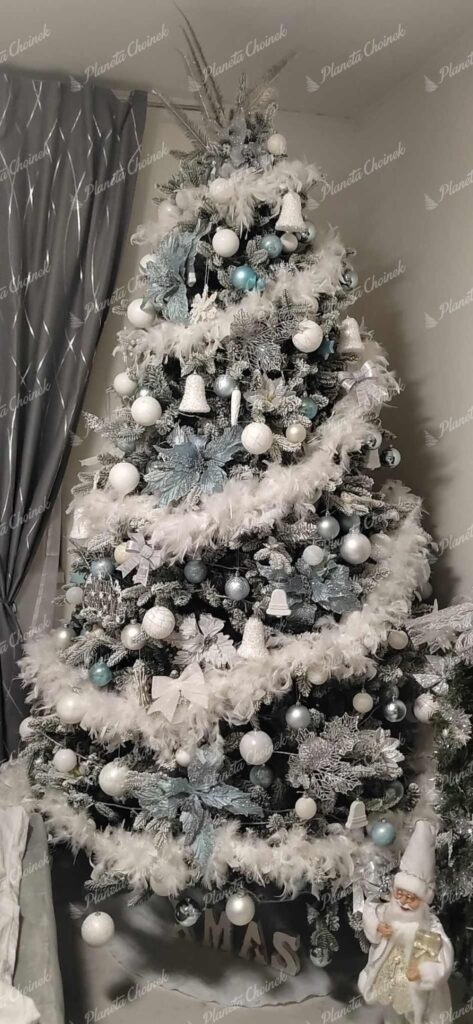 Ozdobiona choinka sztuczna biała PE Świerk Królewski 240 cm